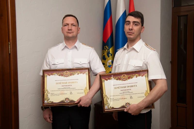 Начальник ГУ МВД России по Красноярскому краю Александр Соловьёв вручил ведомственные награды наиболее отличившимся сотрудникам органов внутренних дел Начальник ГУ МВД России по Красноярскому краю Александр Соловьёв вручил ведомственные награды наиболее отличившимся сотрудникам органов внутренних дел