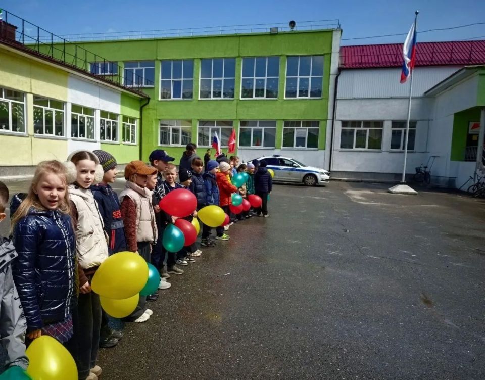 Школьники Минусинска посвятили флешмоб 90-летию ГАИ-ГИБДД Школьники Минусинска посвятили флешмоб 90-летию ГАИ-ГИБДД