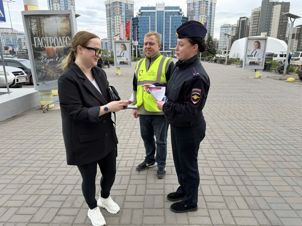 В Советском районе Красноярска полицейские, курсанты СибЮИ МВД России и дружинники провели масштабное профилактическое мероприятие по противодействию мошенничеству В Советском районе Красноярска полицейские, курсанты СибЮИ МВД России и дружинники провели масштабное профилактическое мероприятие по противодействию мошенничеству