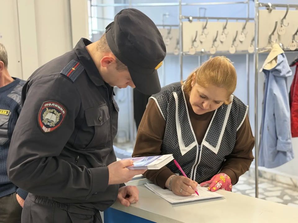 В Советском районе Красноярска полицейские, курсанты СибЮИ МВД России и дружинники провели масштабное профилактическое мероприятие по противодействию мошенничеству В Советском районе Красноярска полицейские, курсанты СибЮИ МВД России и дружинники провели масштабное профилактическое мероприятие по противодействию мошенничеству