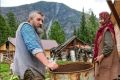 На подмогу Агафье Лыковой, которую изводит голодный медведь, прибыл священник-герой