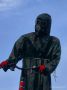 Чучело в огороде распугало всех соседей