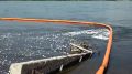 РАДУГА НА ВОДЕ, ТРЕВОГА НА БЕРЕГУ: ЕНИСЕЙ ЗАТЯНУЛО НЕФТЯНОЙ ПЛЁНКОЙ