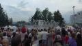 Сотни красноярцев пришли посмотреть шоу фонтанов на Театральной площади