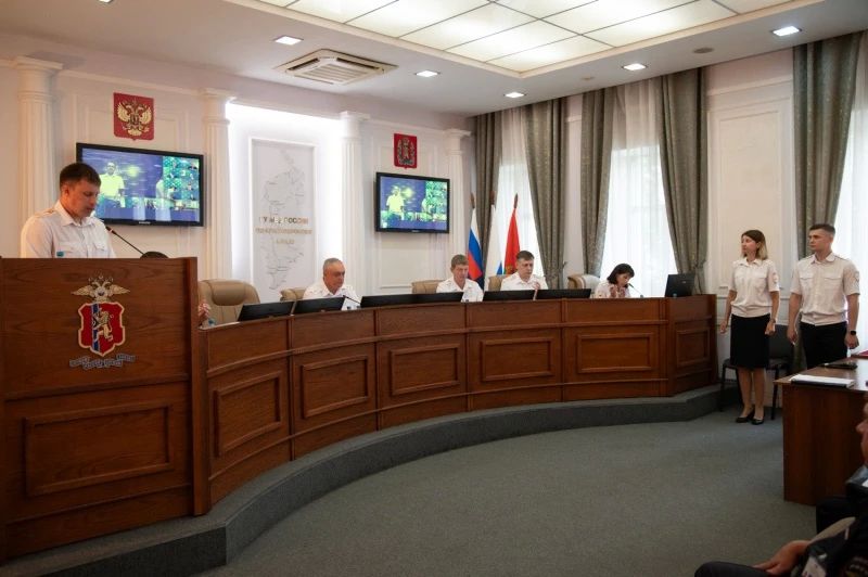 Начальник ГУ МВД России по Красноярскому краю генерал-лейтенант полиции Александр Соловьёв наградил отличившихся сотрудников Начальник ГУ МВД России по Красноярскому краю генерал-лейтенант полиции Александр Соловьёв наградил отличившихся сотрудников