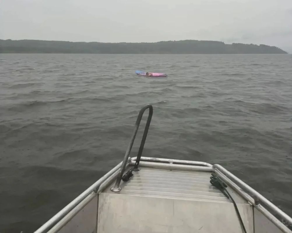 На Красноярском море спасли сапбордиста, которого унесло от берега