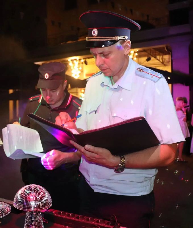Громкость снижена принудительно: полицейские изъяли у бара в центре Красноярска музыкальную аппаратуру Громкость снижена принудительно: полицейские изъяли у бара в центре Красноярска музыкальную аппаратуру