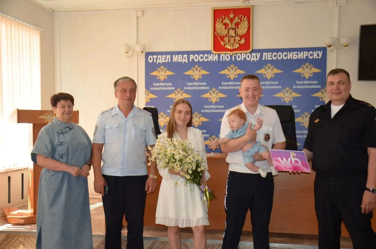 В Красноярском крае полицейские поздравляют с Днем семьи, любви и верности! В Красноярском крае полицейские поздравляют с Днем семьи, любви и верности!