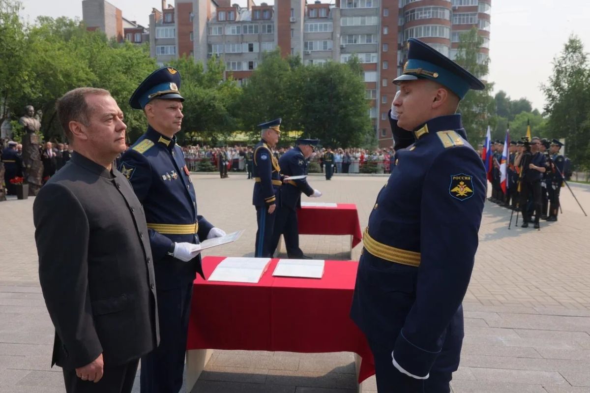 Михаил Котюков: Рабочий визит заместителя председателя Совета Безопасности России Дмитрия Медведева в Красноярский край начали с Военного учебного центра Сибирского федерального университета и вручения дипломов молодым... Михаил Котюков: Рабочий визит заместителя председателя Совета Безопасности России Дмитрия Медведева в Красноярский край начали с Военного учебного центра Сибирского федерального университета и вручения дипломов молодым...