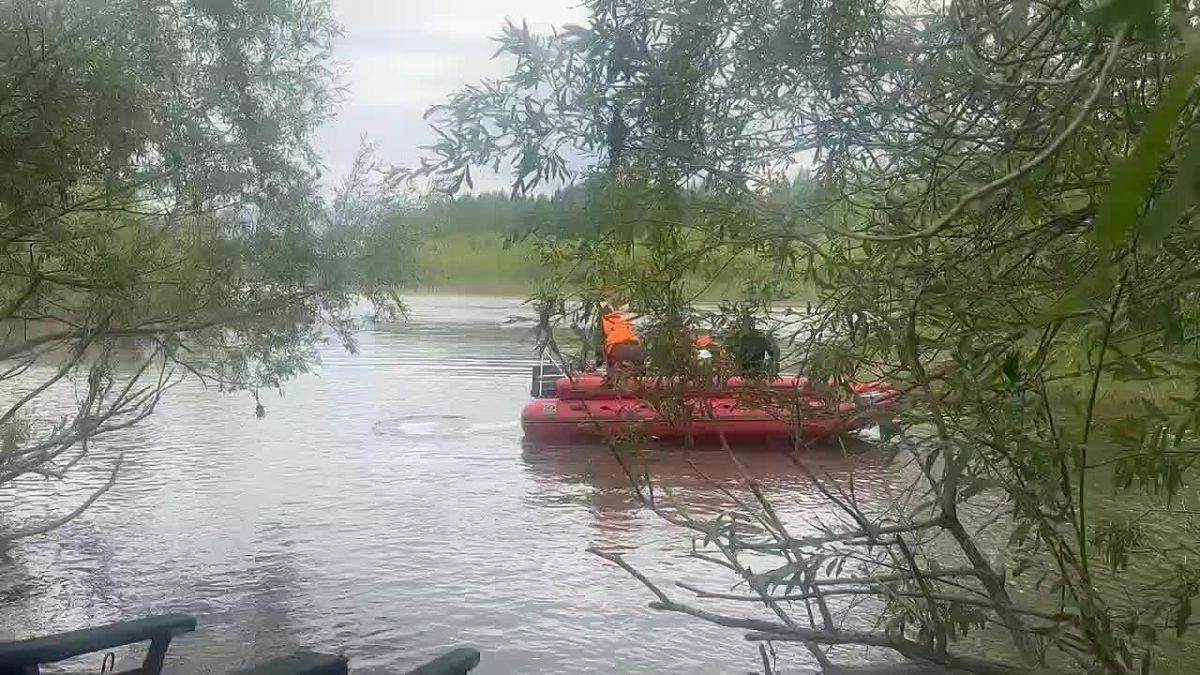 В Тыве нашли тела двух школьниц, пропавших более недели назад Две 13-летние школьницы из Кызыла 1 июля вечером ушли гулять и домой не вернулись. Через несколько дней их телефоны и обувь обнаружили на берегу Енисея