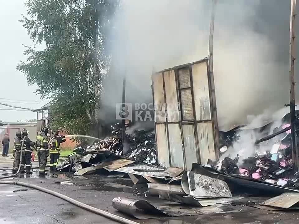 В Красноярске загорелся склад макулатуры