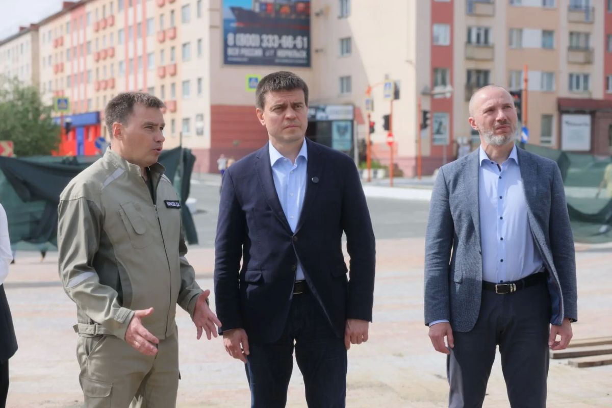 В ходе рабочей поездки в Норильск губернатор Михаил Котюков проинспектировал ход реконструкции Норильского Заполярного театра драмы имени Владимира Маяковского и прилегающей Театральной площади В ходе рабочей поездки в Норильск губернатор Михаил Котюков проинспектировал ход реконструкции Норильского Заполярного театра драмы имени Владимира Маяковского и прилегающей Театральной площади