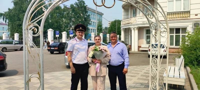 Руководство отдела полиции №6 МУ МВД России «Красноярское» присоединилось к поздравлениям в адрес семьи своего сотрудника