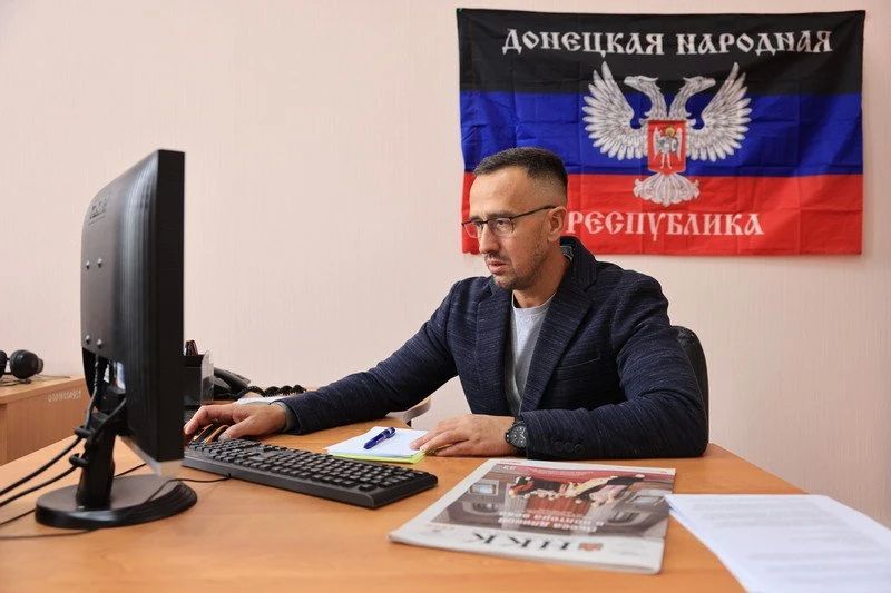 Журналисты в силу своей профессии по-другому воспринимают те или иные события, смотрят на них иначе, глубже, пропускают через себя и анализируют Журналисты в силу своей профессии по-другому воспринимают те или иные события, смотрят на них иначе, глубже, пропускают через себя и анализируют
