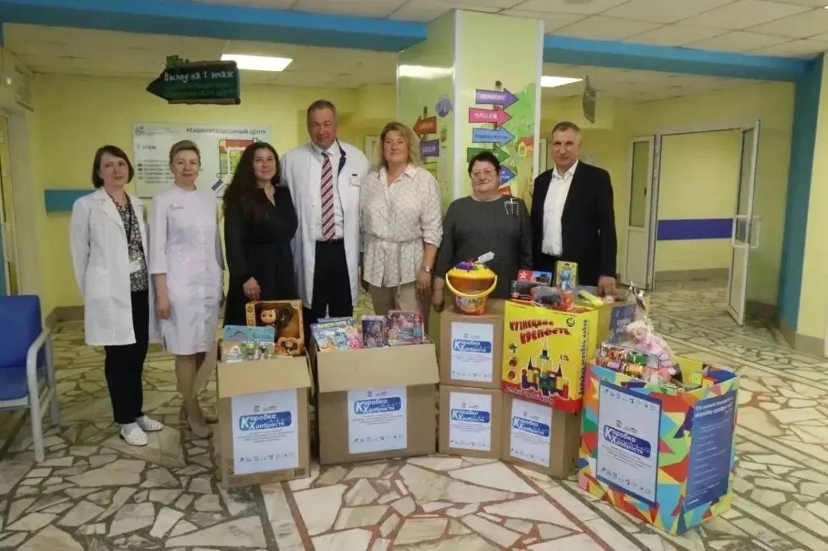 В Краевой центр охраны материнства и детства, а также в детскую клиническую больницу №1 передали игрушки для маленьких пациентов