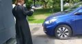 Священник освятил машины в очереди на заправку в Москве