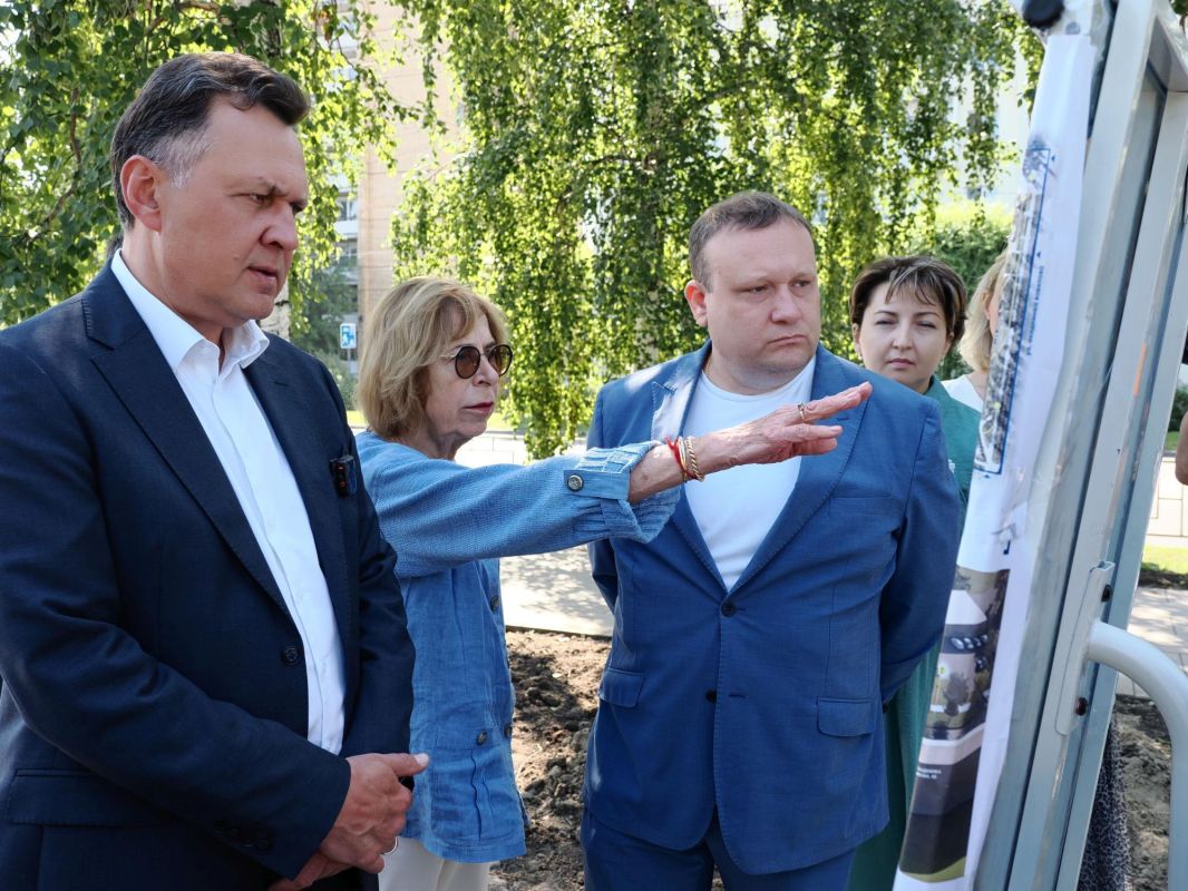 Председатель горсовета Наталия Фирюлина приняла участие в рабочей поездке главы Красноярска Сергея Верещагина по Кировскому району Председатель горсовета Наталия Фирюлина приняла участие в рабочей поездке главы Красноярска Сергея Верещагина по Кировскому району