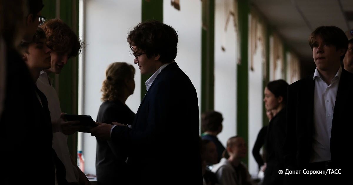 Детский омбудсмен Яна Лантратова попросила прокурора Красноярского края провести проверку ситуации со школьником из Железногорска, которого из-за ошибки робота на "Госуслугах" отказываются зачислять в 10-й класс