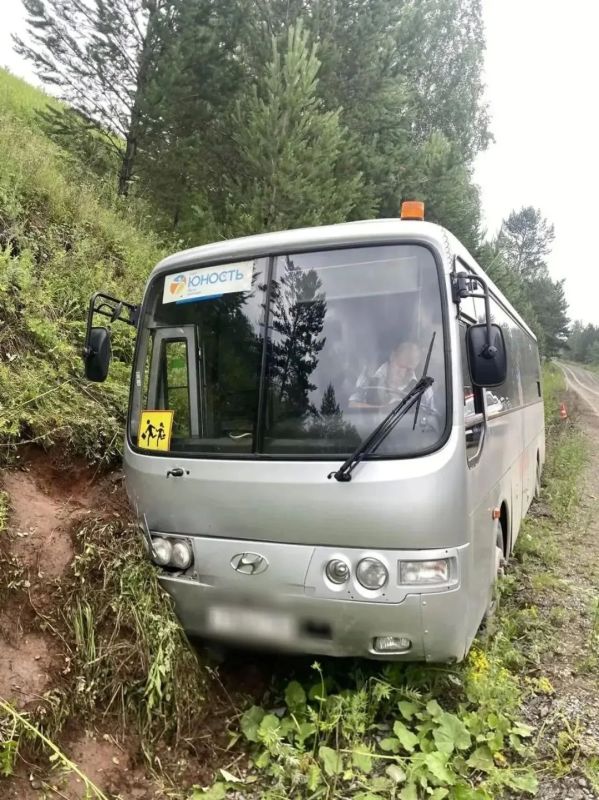 Автобус с 29 детьми попал в ДТП по пути в лагерь под Красноярском Автобус с 29 детьми попал в ДТП по пути в лагерь под Красноярском