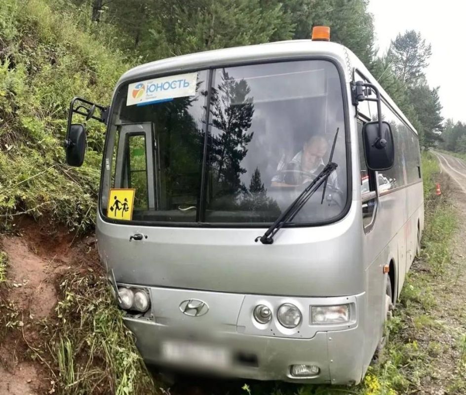 Автобус с детьми из Красноярска вылетел в кювет на краевой трассе