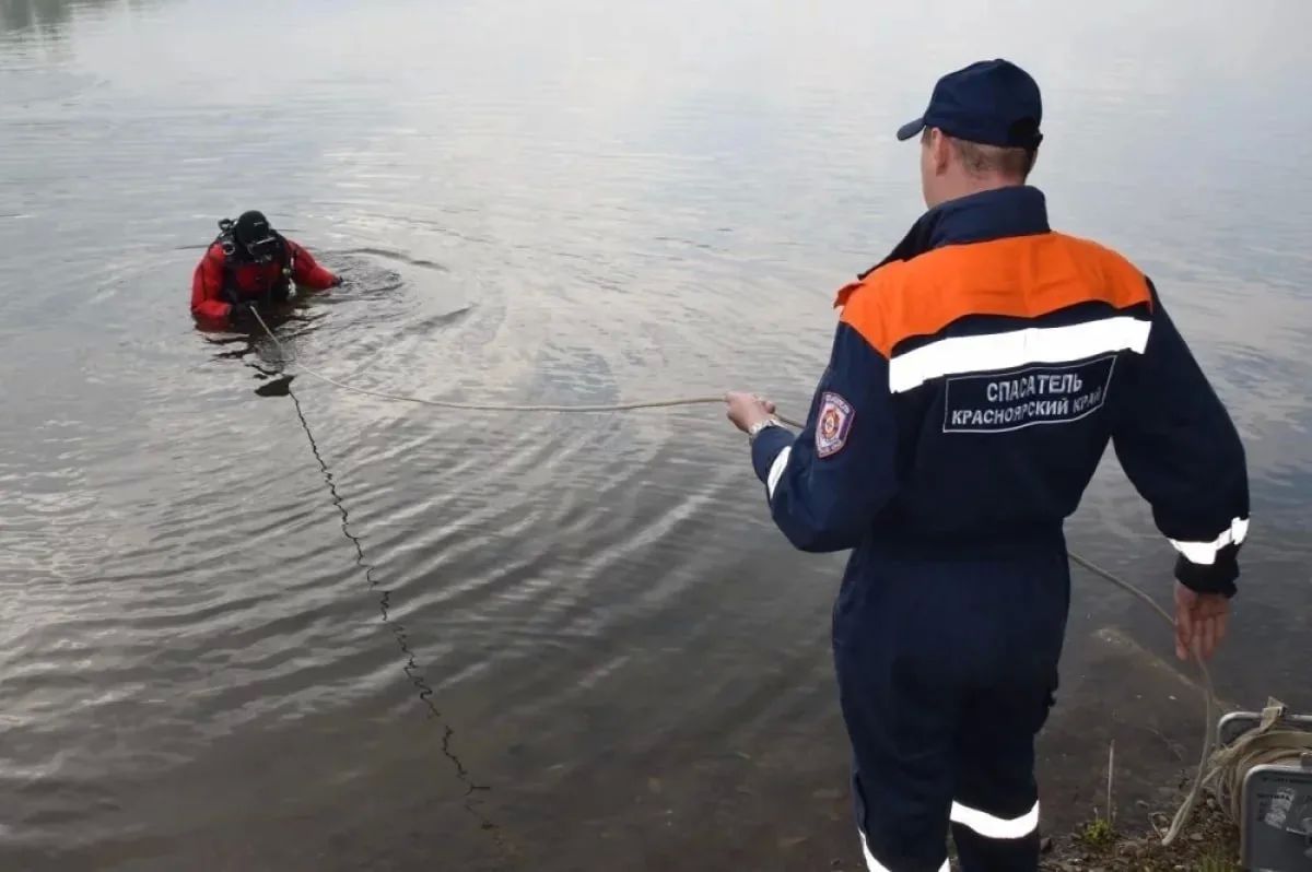 В деревне Песчанка Красноярского края минувшей ночью легковой автомобиль съехал в озеро и ушёл под воду