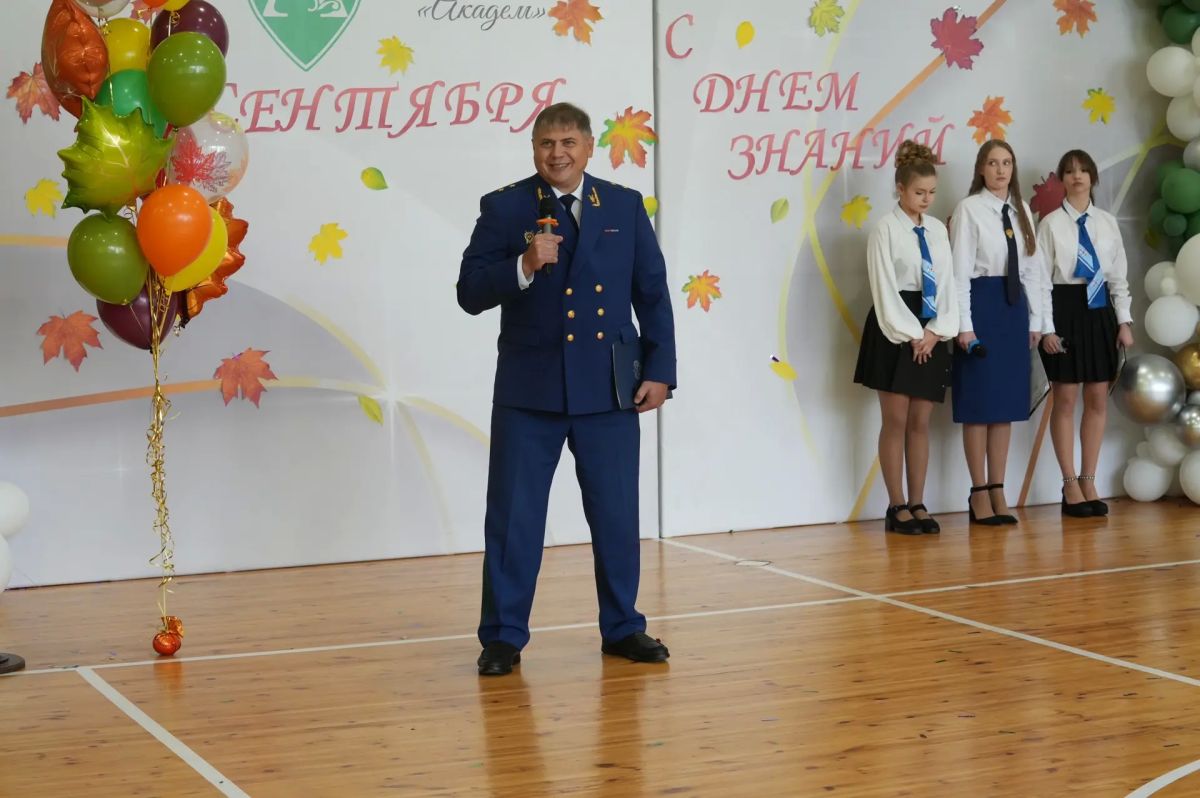 Прокурор края Роман Тютюник посетил торжественные линейки в Школе № 156 в мкр Прокурор края Роман Тютюник посетил торжественные линейки в Школе № 156 в мкр