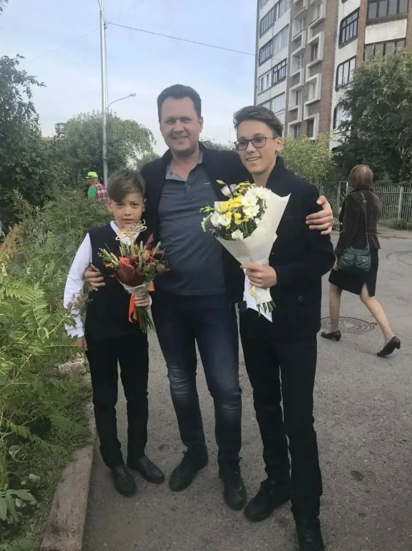 Глава Красноярска поделился семейными фото своих «четырёх отцовских первых сентября» Глава Красноярска поделился семейными фото своих «четырёх отцовских первых сентября»