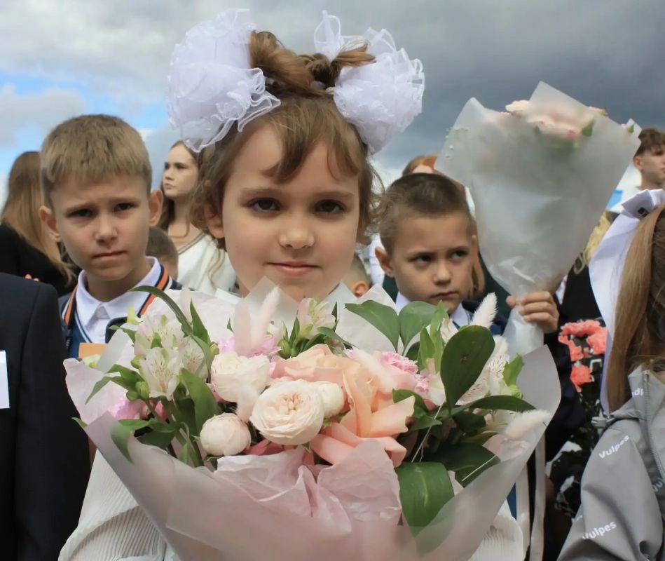 Улыбки, цветы и белые банты: делимся фотоподборкой с сегодняшнего Дня знаний в большом Красноярске Улыбки, цветы и белые банты: делимся фотоподборкой с сегодняшнего Дня знаний в большом Красноярске
