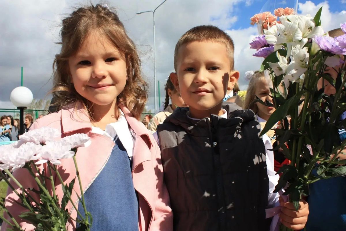 Улыбки, цветы и белые банты: делимся фотоподборкой с сегодняшнего Дня знаний в большом Красноярске Улыбки, цветы и белые банты: делимся фотоподборкой с сегодняшнего Дня знаний в большом Красноярске