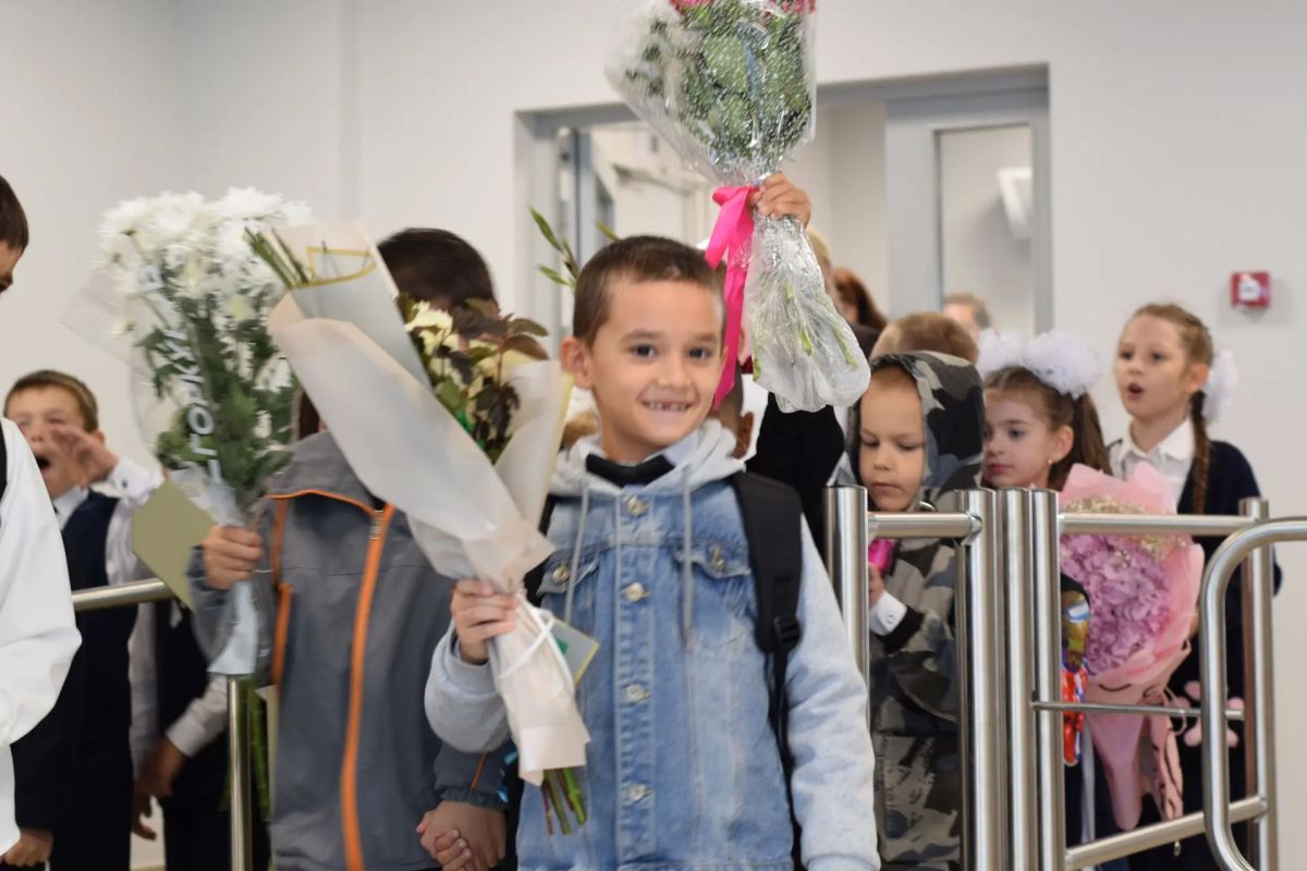 Улыбки, цветы и белые банты: делимся фотоподборкой с сегодняшнего Дня знаний в большом Красноярске Улыбки, цветы и белые банты: делимся фотоподборкой с сегодняшнего Дня знаний в большом Красноярске