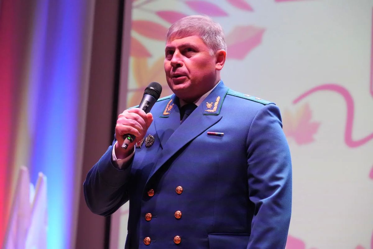 Прокурор края Роман Тютюник посетил торжественные линейки в Школе № 156 в мкр Прокурор края Роман Тютюник посетил торжественные линейки в Школе № 156 в мкр