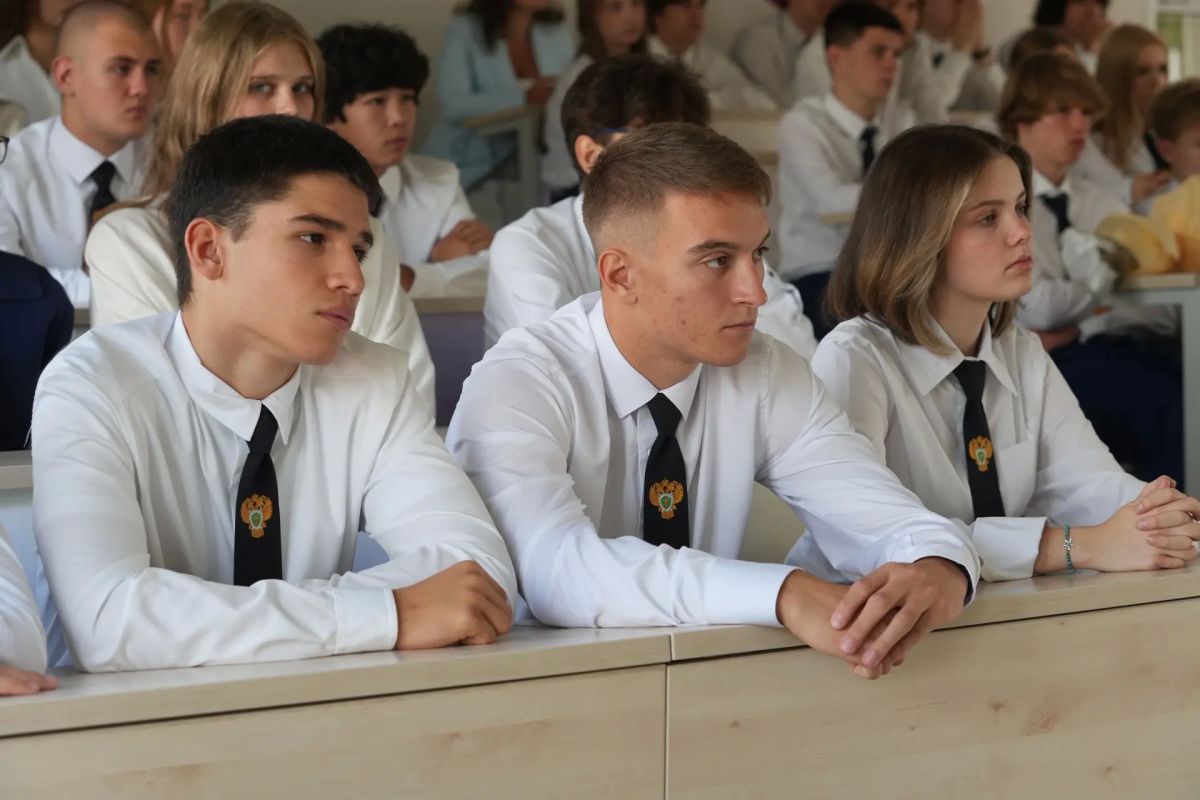 Прокурор края Роман Тютюник посетил торжественные линейки в Школе № 156 в мкр Прокурор края Роман Тютюник посетил торжественные линейки в Школе № 156 в мкр