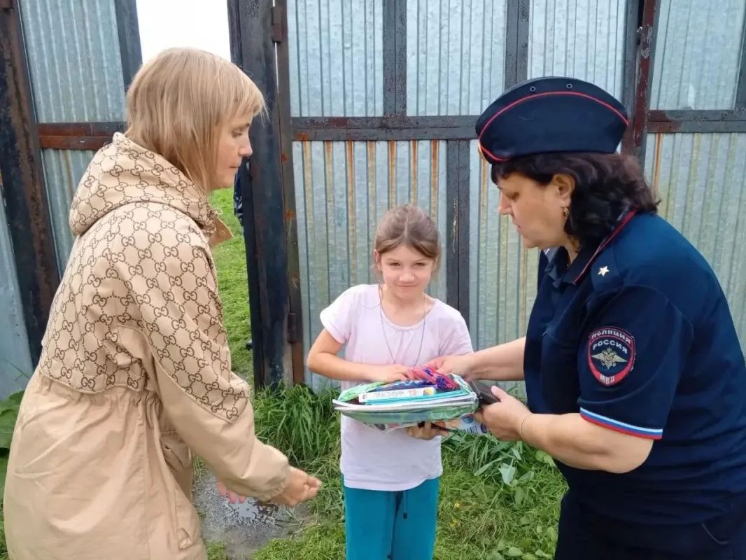 «В школу — с радостью и заботой»: транспортные полицейские Ачинска поздравили школьников с Днем знаний «В школу — с радостью и заботой»: транспортные полицейские Ачинска поздравили школьников с Днем знаний