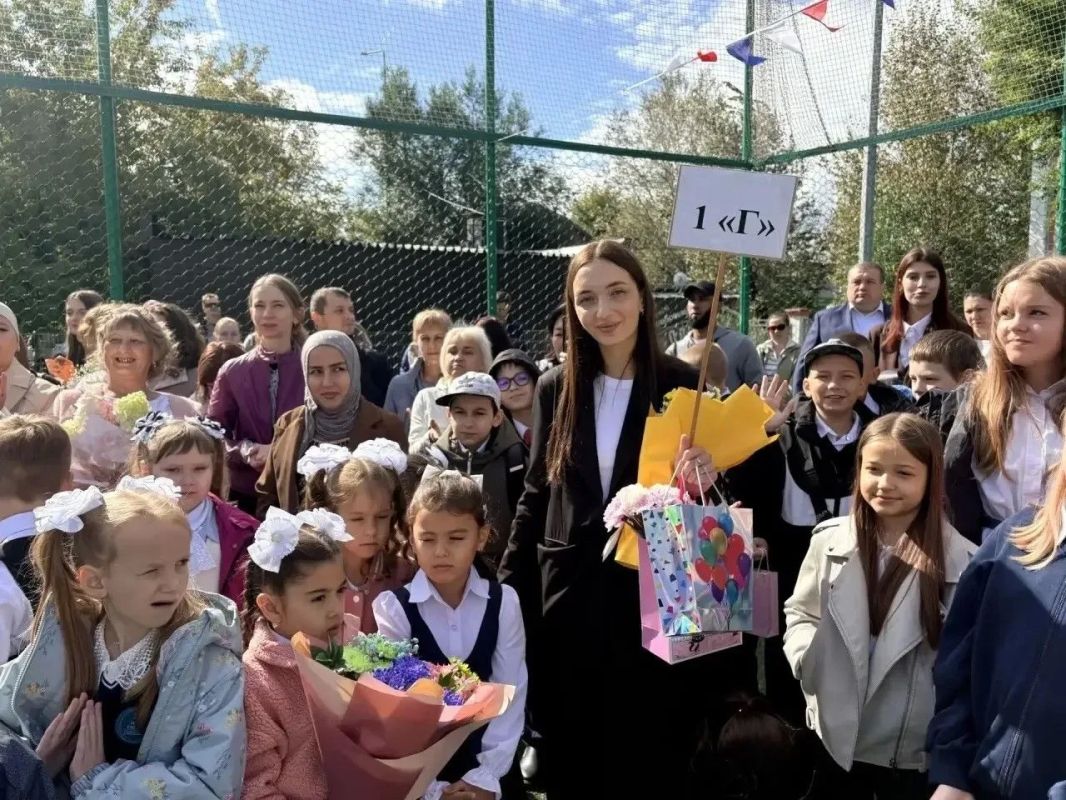 Улыбки, цветы и белые банты: делимся фотоподборкой с сегодняшнего Дня знаний в большом Красноярске Улыбки, цветы и белые банты: делимся фотоподборкой с сегодняшнего Дня знаний в большом Красноярске