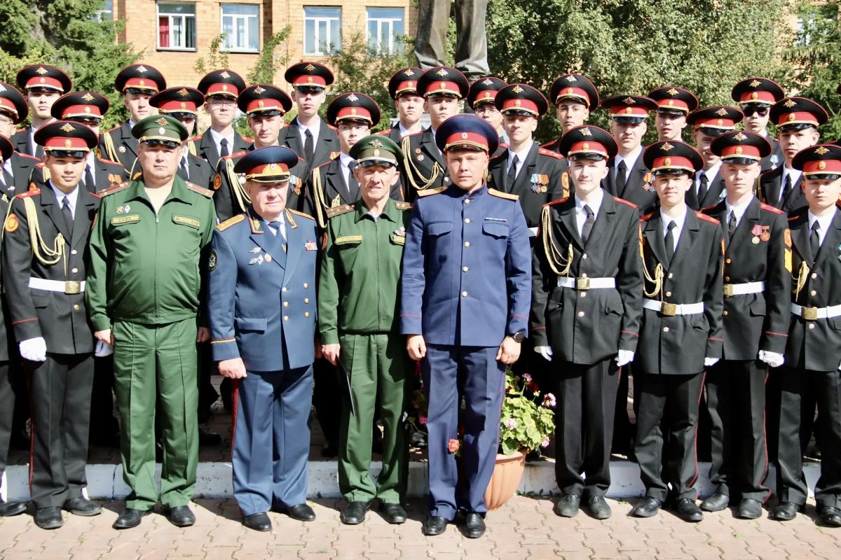 В Красноярске офицеры СК России приняли участие в торжественном построении Красноярского кадетского корпуса имени А.И. Лебедя и поздравили учеников с Днем знаний В Красноярске офицеры СК России приняли участие в торжественном построении Красноярского кадетского корпуса имени А.И. Лебедя и поздравили учеников с Днем знаний