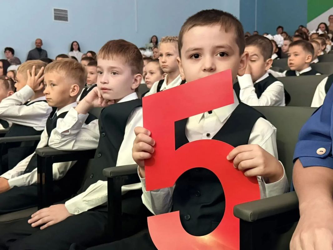 Улыбки, цветы и белые банты: делимся фотоподборкой с сегодняшнего Дня знаний в большом Красноярске Улыбки, цветы и белые банты: делимся фотоподборкой с сегодняшнего Дня знаний в большом Красноярске