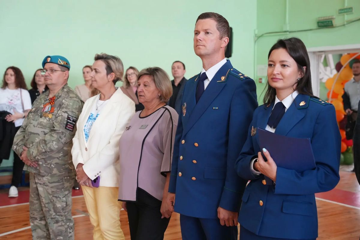 Прокурор края Роман Тютюник посетил торжественные линейки в Школе № 156 в мкр Прокурор края Роман Тютюник посетил торжественные линейки в Школе № 156 в мкр