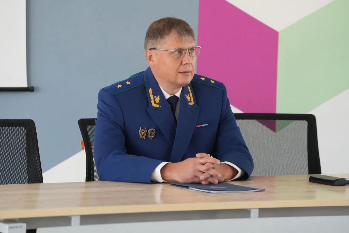 Прокурор края Роман Тютюник посетил торжественные линейки в Школе № 156 в мкр Прокурор края Роман Тютюник посетил торжественные линейки в Школе № 156 в мкр