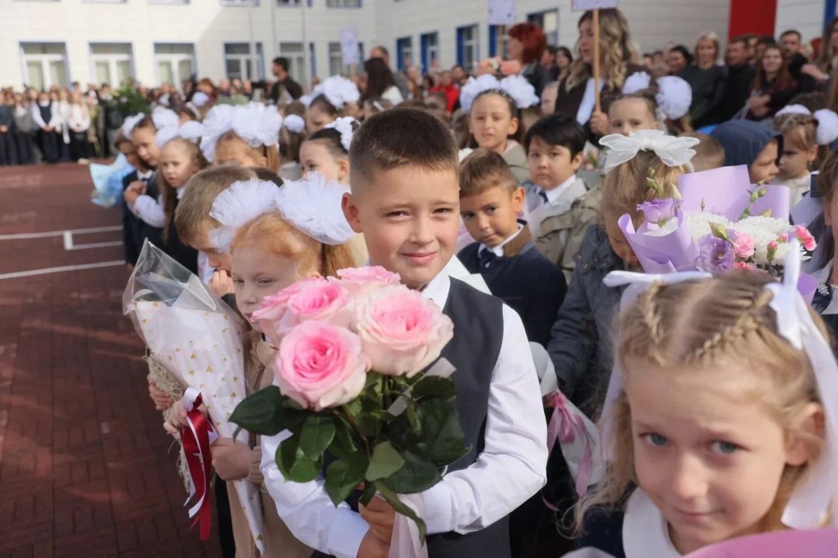 Михаил Котюков: Сегодня более 1400 ребят впервые пришли в новую школу в красноярском микрорайоне «Тихие Зори» Михаил Котюков: Сегодня более 1400 ребят впервые пришли в новую школу в красноярском микрорайоне «Тихие Зори»