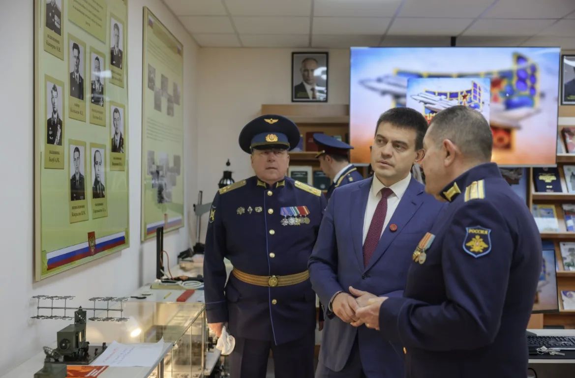 Михаил Котюков: Вместе с директором военно-инженерного института СФУ Евгением Гариным и ветеранами специальной военной операции поздравили курсантов-первокурсников с началом учебного года Михаил Котюков: Вместе с директором военно-инженерного института СФУ Евгением Гариным и ветеранами специальной военной операции поздравили курсантов-первокурсников с началом учебного года