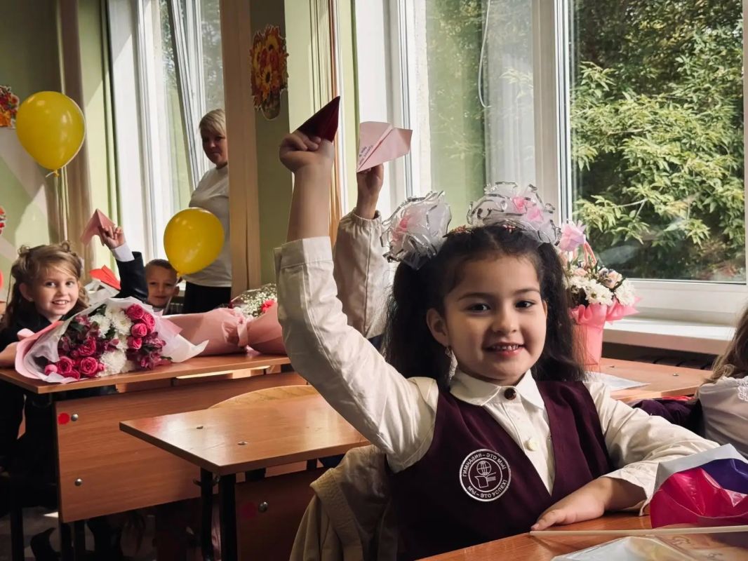 Улыбки, цветы и белые банты: делимся фотоподборкой с сегодняшнего Дня знаний в большом Красноярске Улыбки, цветы и белые банты: делимся фотоподборкой с сегодняшнего Дня знаний в большом Красноярске