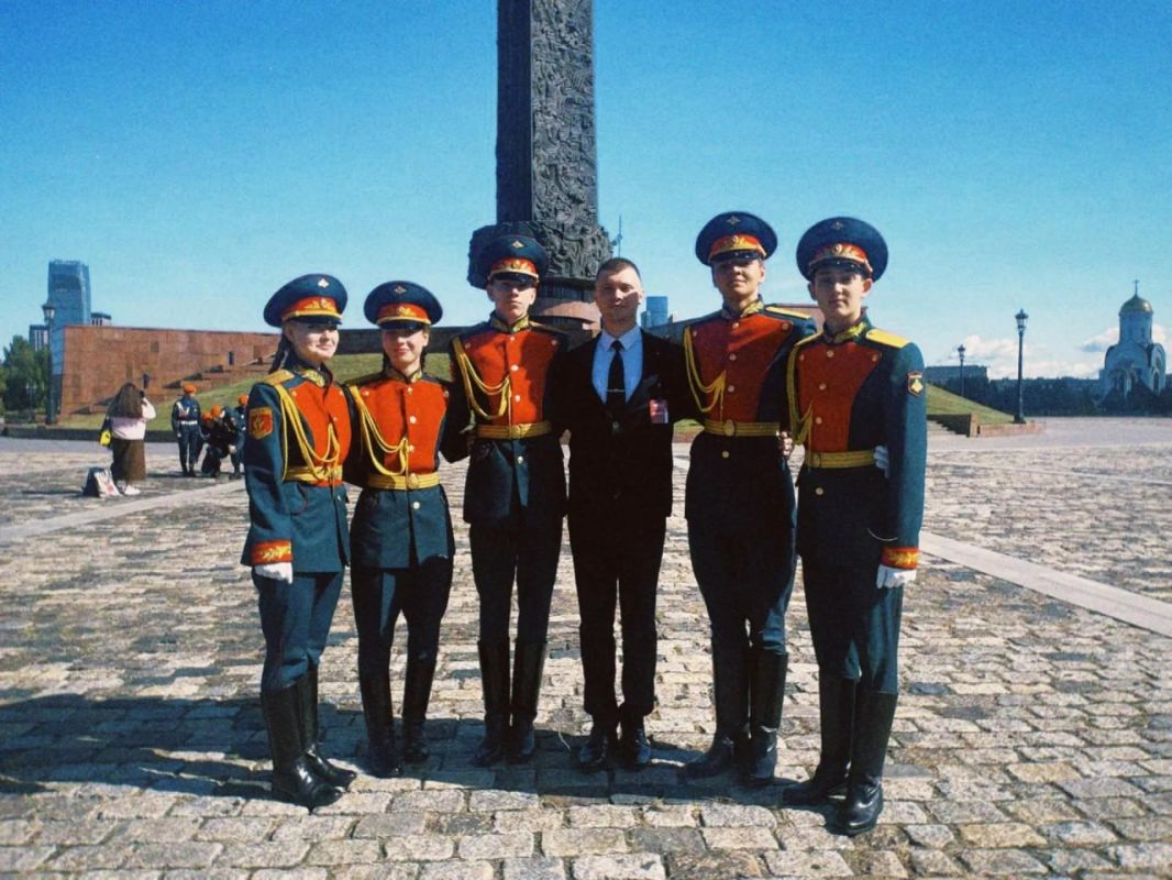Долг, честь, победа. В Москве завершился Всероссийский слёт «Пост № 1» — масштабное событие, объединившее 450 участников из 73 регионов России и Республики Южная Осетия В течение двух соревновательных дней участники... Долг, честь, победа. В Москве завершился Всероссийский слёт «Пост № 1» — масштабное событие, объединившее 450 участников из 73 регионов России и Республики Южная Осетия В течение двух соревновательных дней участники...