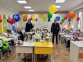 Сотрудники Госавтоинспекции Красноярска вместе с руководителем посетили школу №144, чтобы поздравить ребят с началом учебного года