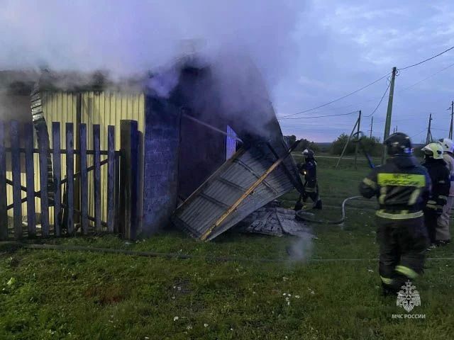 В Ачинском округе из-за короткого замыкания сгорели два гаража В Ачинском округе из-за короткого замыкания сгорели два гаража