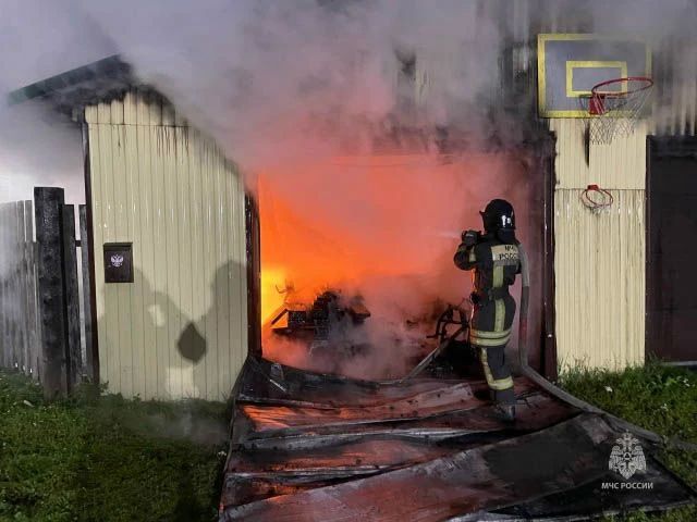 В Ачинском округе из-за короткого замыкания сгорели два гаража В Ачинском округе из-за короткого замыкания сгорели два гаража