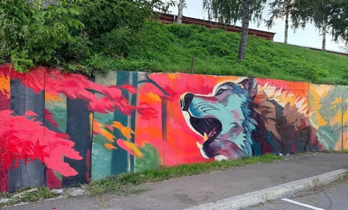 На подпорной стене на улице Дубровинского в Красноярске появились обитатели сибирского леса На подпорной стене на улице Дубровинского в Красноярске появились обитатели сибирского леса