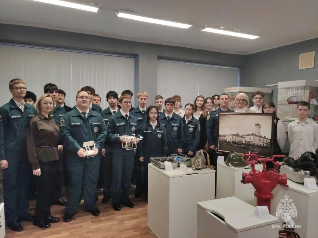 Ученики специализированного класса «МЧС-Резерв» в Норильске получили подарок от начальника Главного управления Ученики специализированного класса «МЧС-Резерв» в Норильске получили подарок от начальника Главного управления