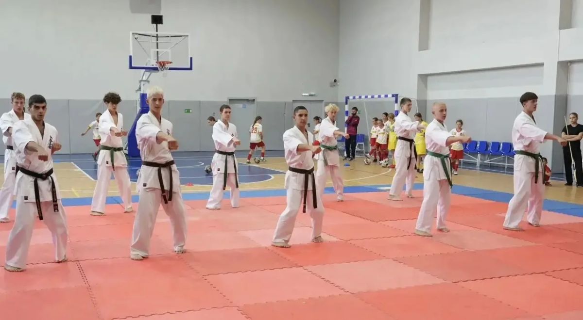 В фанпарке «Бобровый лог» открыли многофункциональную тренировочную площадку для воспитанников спортивных школ В фанпарке «Бобровый лог» открыли многофункциональную тренировочную площадку для воспитанников спортивных школ