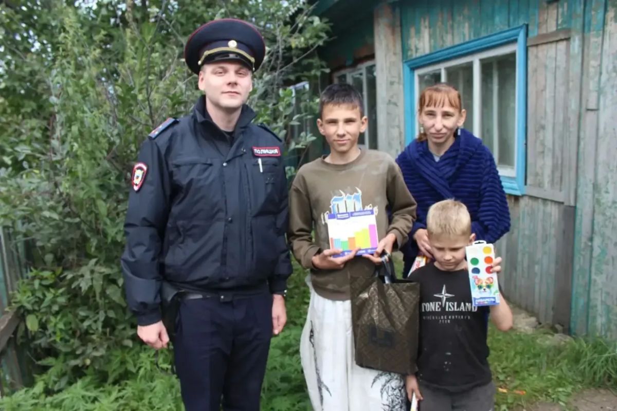 День знаний со знаком заботы: как полицейские помогли детям подготовиться к школе День знаний со знаком заботы: как полицейские помогли детям подготовиться к школе