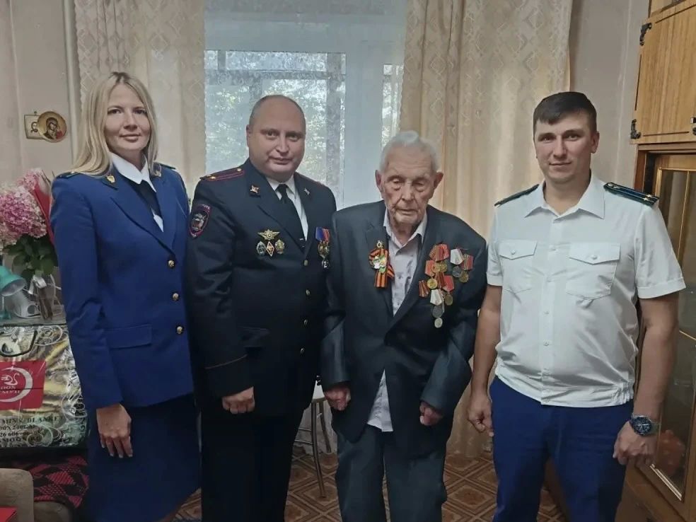 Ветеран из Шушенского принял поздравления в свой 100-летний день рождения